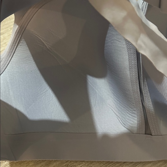 lululemon athletica Light Blue Enlite Sports Bra 36E - Picture 5 of 9